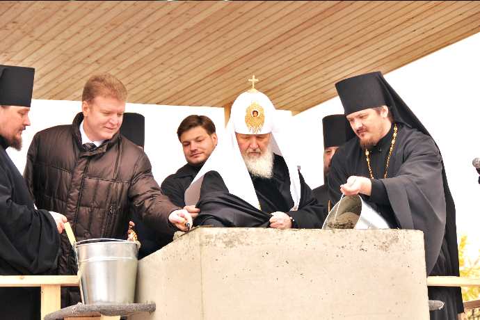 Освящение начала строительства гимназии Патриархом Кириллом